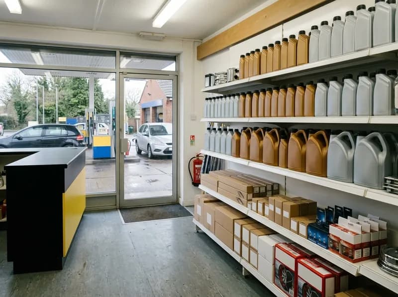 Prateleiras com produtos e acessórios auto numa loja de posto